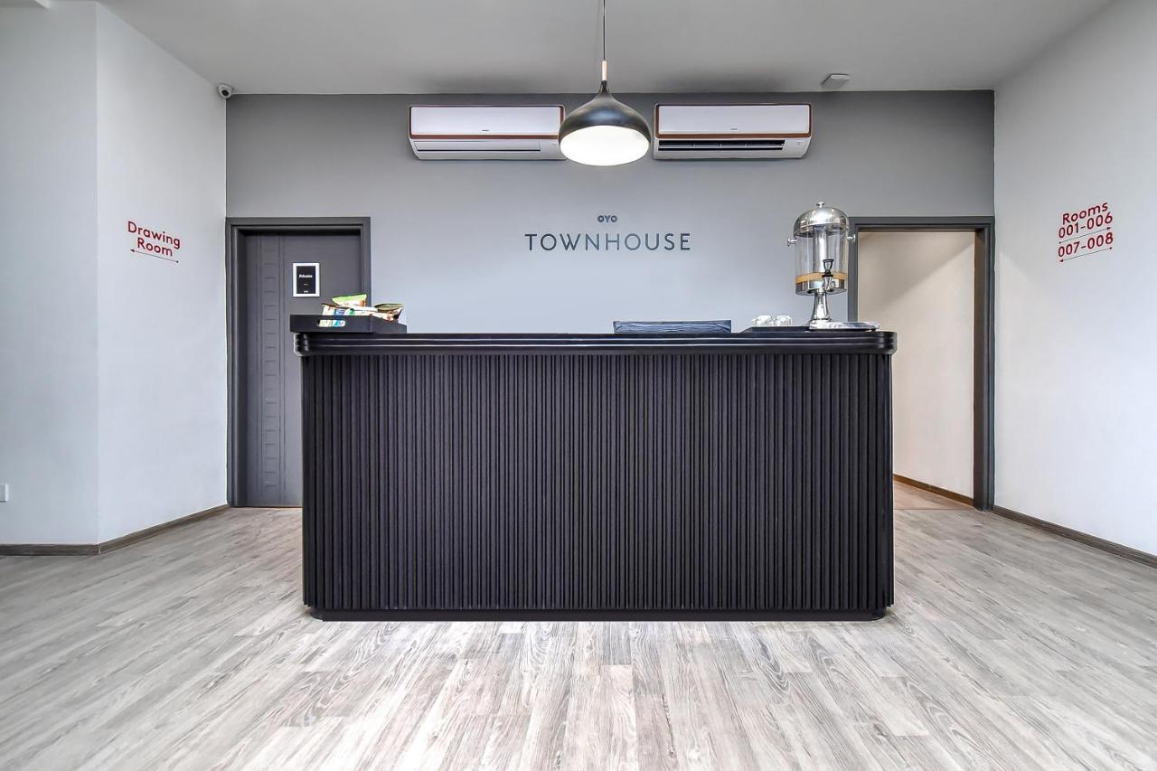 Oyo Townhouse 044 Sector 14 Gurugram Hotel Gurgaon Ngoại thất bức ảnh