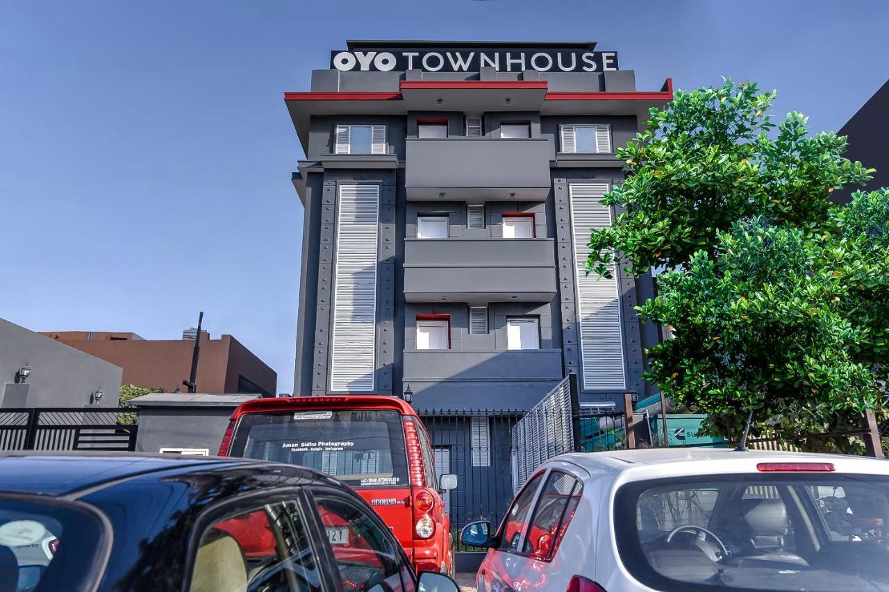Oyo Townhouse 044 Sector 14 Gurugram Hotel Gurgaon Ngoại thất bức ảnh