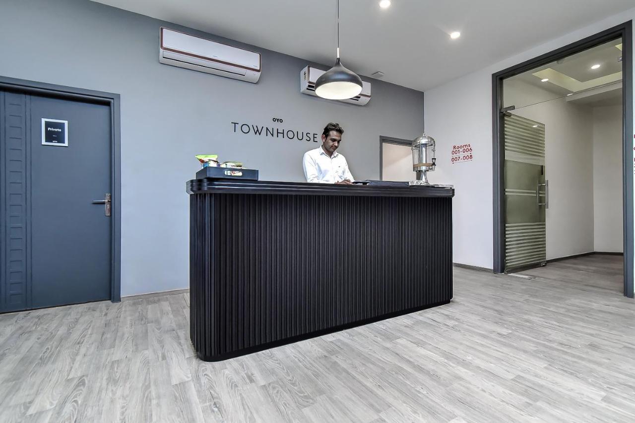 Oyo Townhouse 044 Sector 14 Gurugram Hotel Gurgaon Ngoại thất bức ảnh