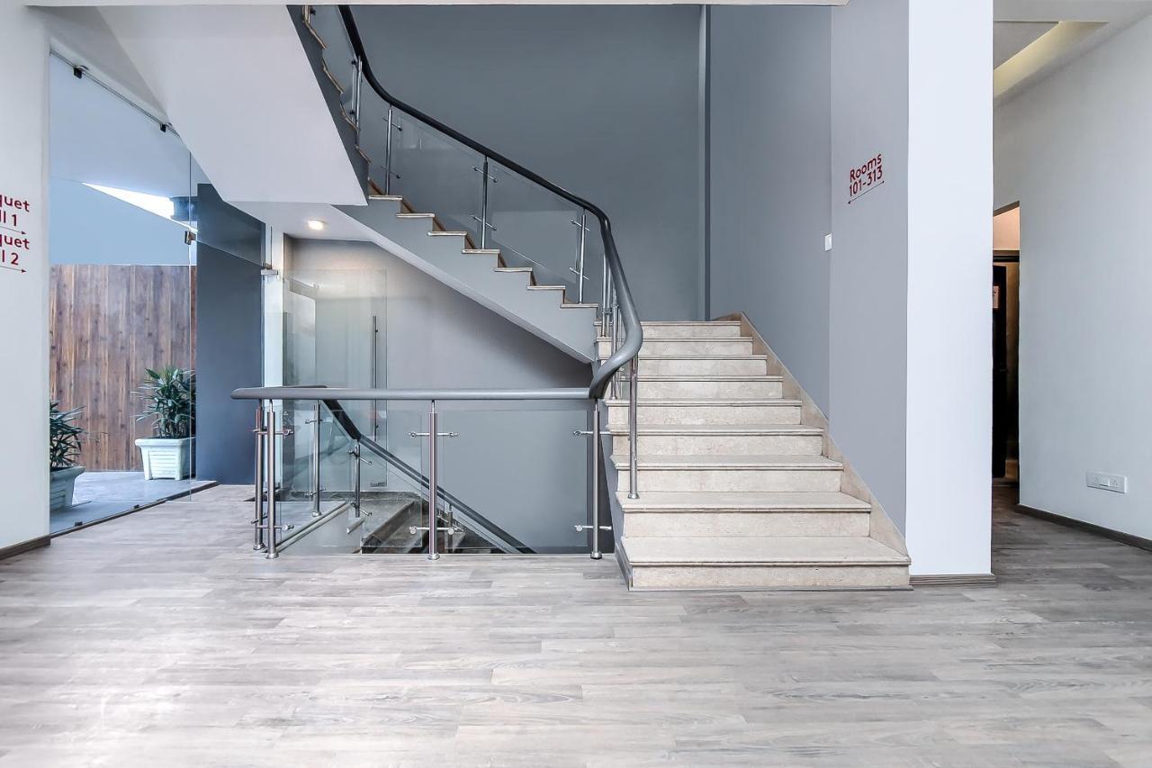 Oyo Townhouse 044 Sector 14 Gurugram Hotel Gurgaon Ngoại thất bức ảnh