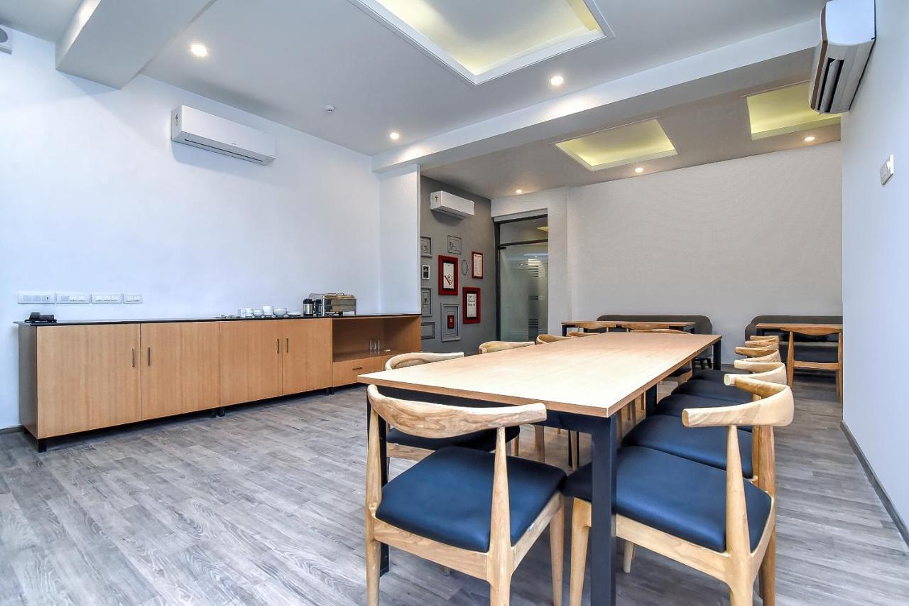Oyo Townhouse 044 Sector 14 Gurugram Hotel Gurgaon Ngoại thất bức ảnh