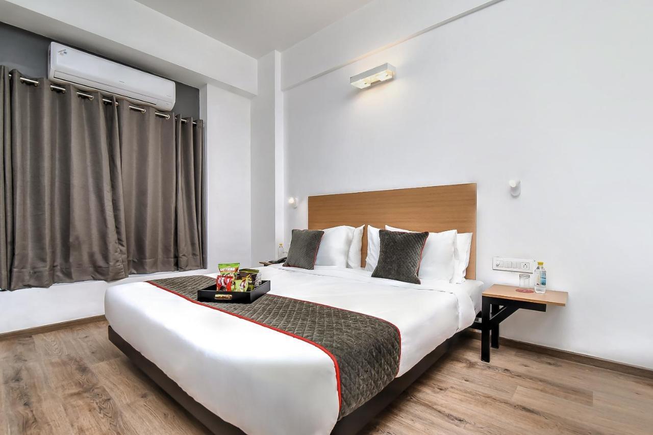 Oyo Townhouse 044 Sector 14 Gurugram Hotel Gurgaon Ngoại thất bức ảnh