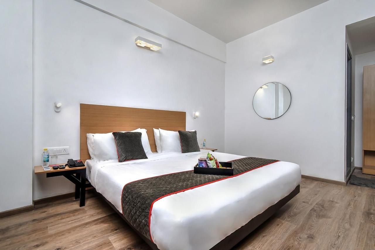 Oyo Townhouse 044 Sector 14 Gurugram Hotel Gurgaon Ngoại thất bức ảnh